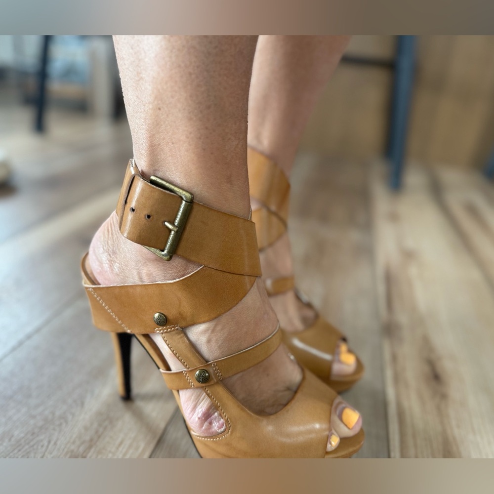 Simply Vera Tan Strappy Women's Heels - Picture 6 of 9